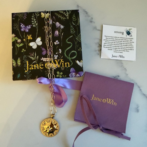 Jane Win Strong Under the Sun pendant 18 inch drawn link chain - Picture 1 of 6